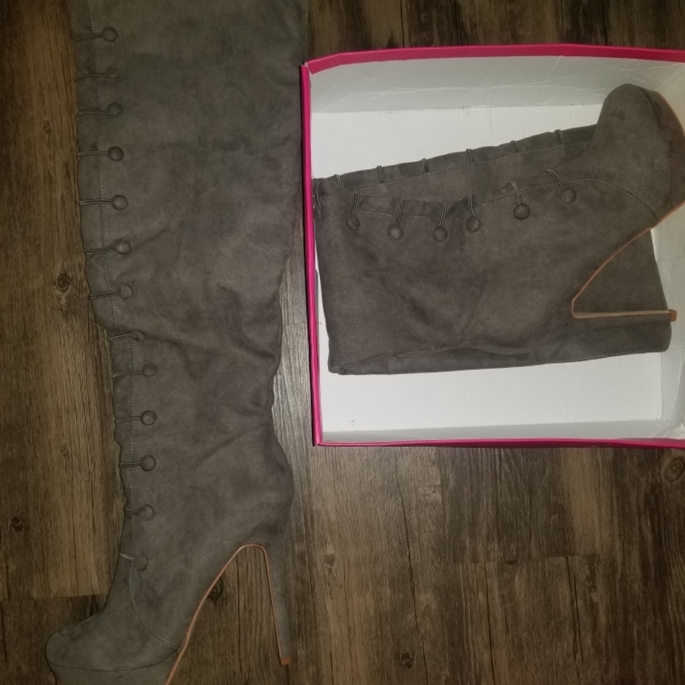 Shoes - Picture 5 of 7